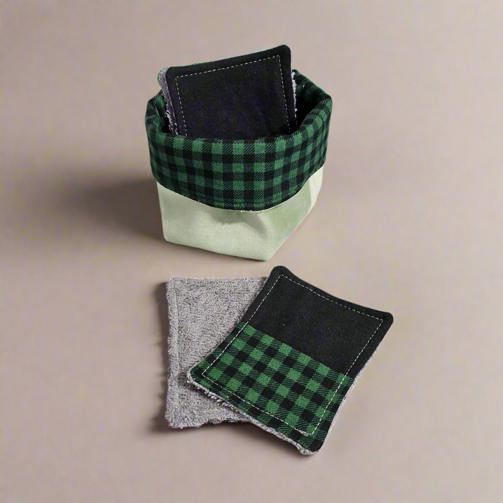 Lingettes et panier de rangement réversible.