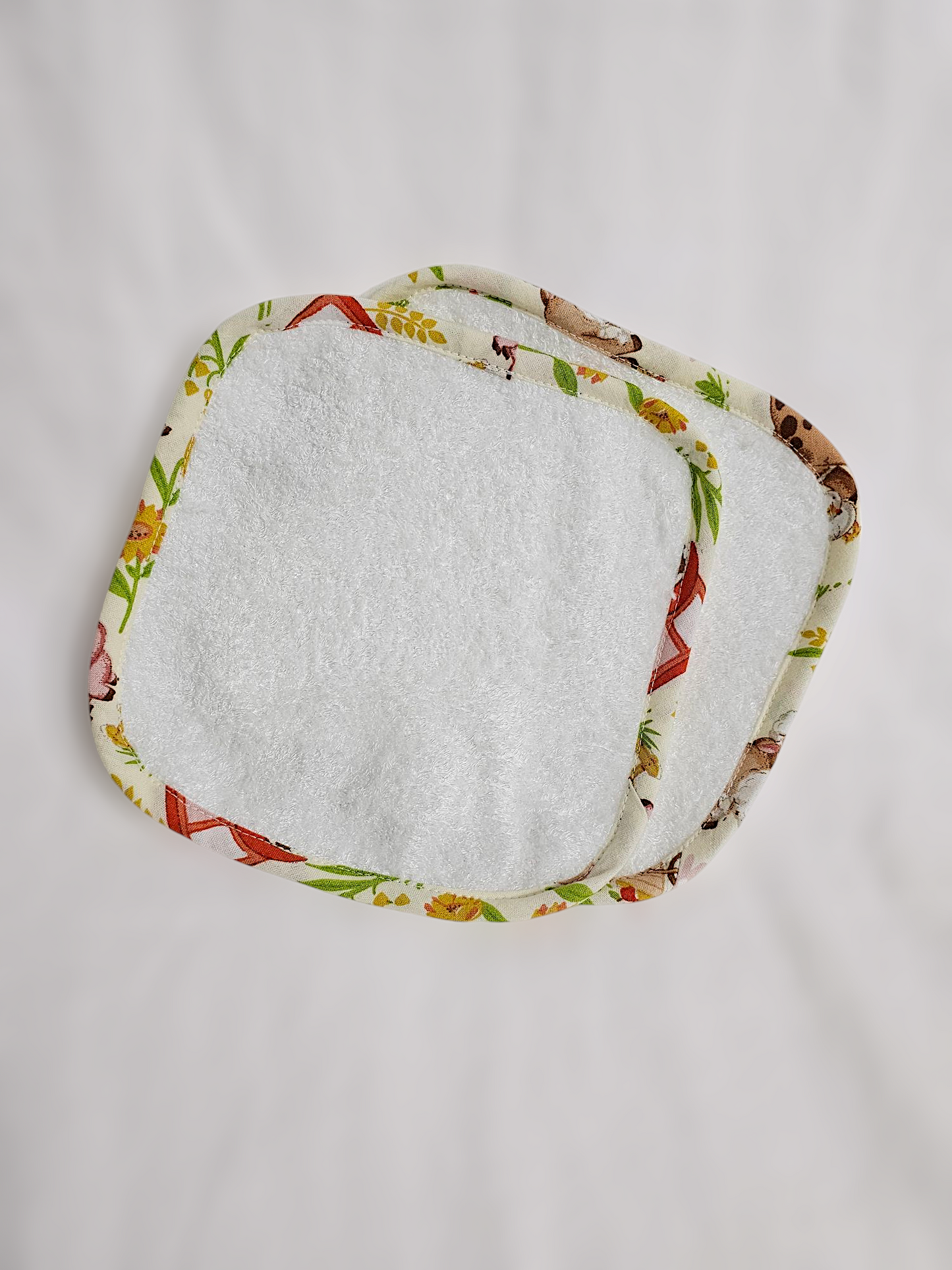 Ens. serviette de bain, lingettes (2) et protège carnet de santé pour bébé